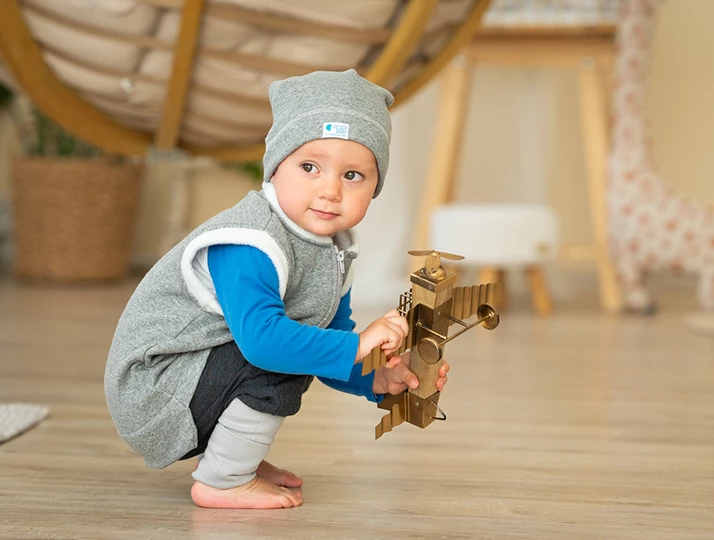 Kord mellény és bundás sapka