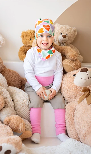 Nyálkendő, sapi és buggyos nadrág