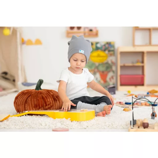 Bundás téli sapka, világosszürke